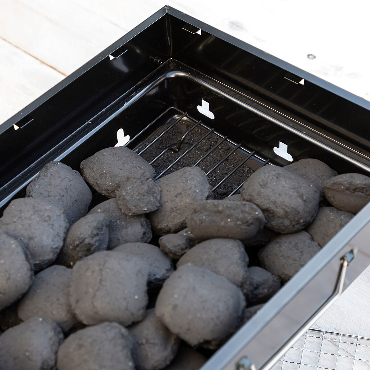 Fällbar bärbar grill för användning med Charcoal BearBQ InnovaGoods